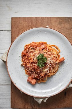 Ev yapımı jambon soslu makarna, seçici odaklanma.