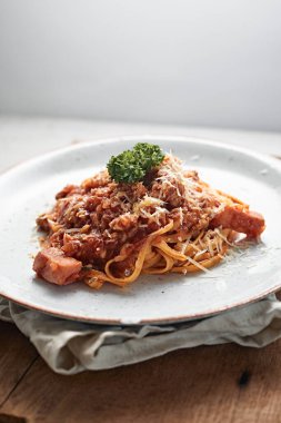 Ev yapımı jambon soslu makarna, seçici odaklanma.