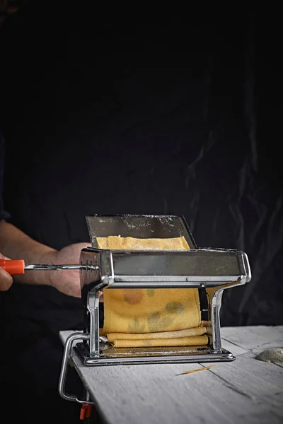 Cropped Hand Man Preparing Pasta — Stockfoto