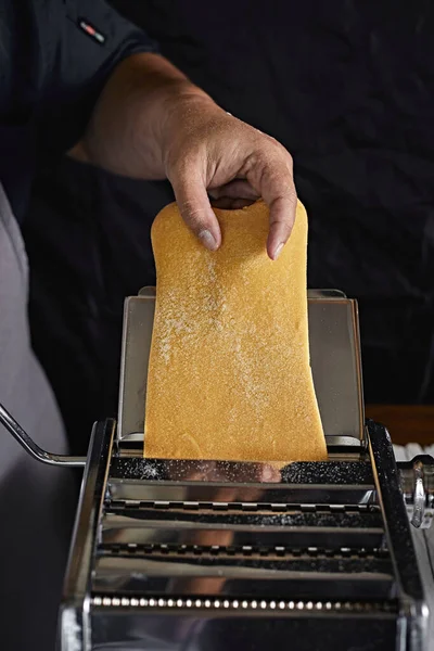 Cropped Hand Man Preparing Pasta — 图库照片