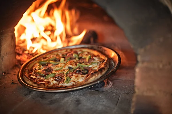 烤箱里有新鲜的比萨饼 还有火和木头 — 图库照片#