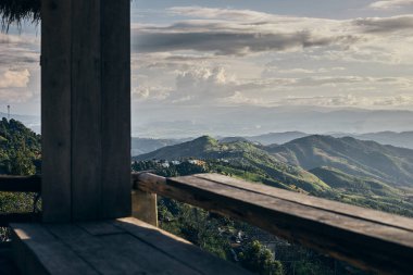 Tayland 'ın Chiang Rai eyaletindeki Doi Chang tepesinin güzel dağ manzarası.