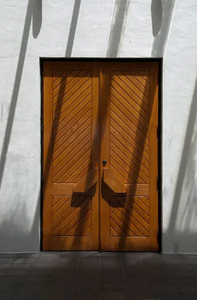 Деревянные двери в тени. — стоковое фото