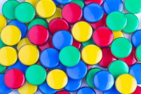 Красочные пластиковые игровые прилавки на белом фоне — стоковое фото