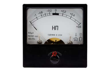 vintage eski ampermeter ölçek üzerinde beyaz izole