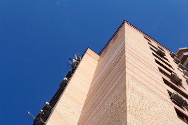 mavi gökyüzünün köşe modern bina tuğla duvar