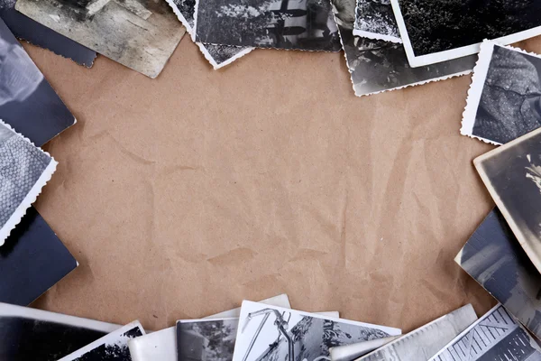 Marco hecho de fotos antiguas empaquetado arrugado fondo de papel marrón — Foto de Stock