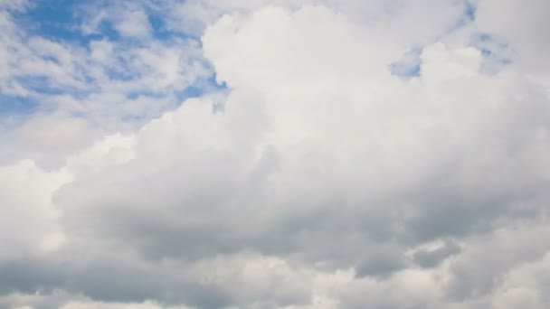 Nuvens em movimento e céu azul lapso de tempo — Vídeo de Stock