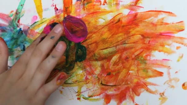 Kleine baby meisjes handen schilderij colorfull bloem — Stockvideo