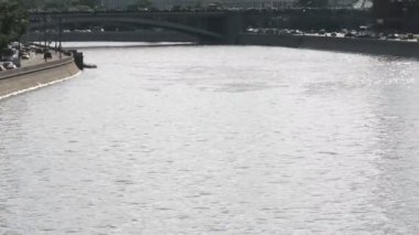 Moskova Nehri setin Moskova kremlin tarafından trafik.