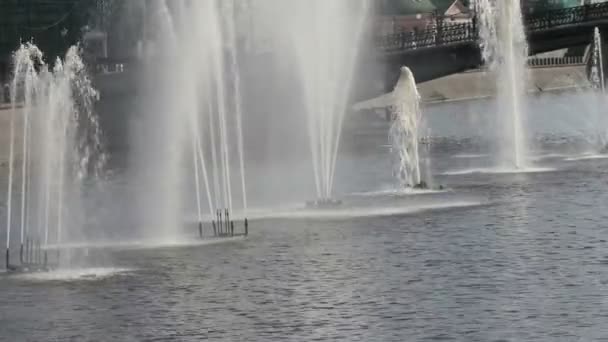 Fountains on Vodootvodniy channel of Moscow-river, Moscow, Russia — Stok Video