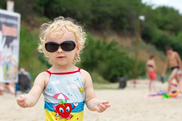 Adorable blonde curly hair little girl in fashionable sunglasses — Stock Photo, Image