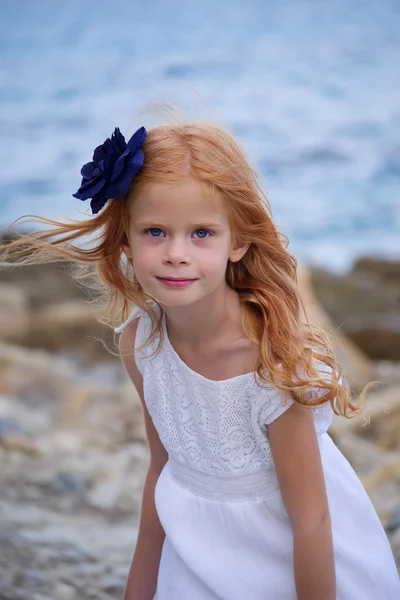 Retrato de niña con flor azul —  Fotos de Stock