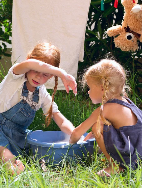 Kız oyuncakları yıkama