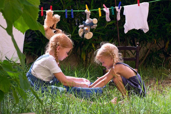 Kız oyuncakları yıkama