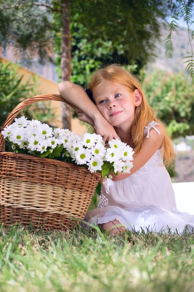 Meisje met bloemen — Stockfoto