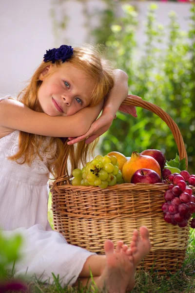 Panier fille et fruits — Photo