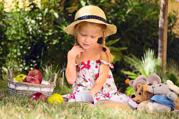 bir kız ve bir sepet elma