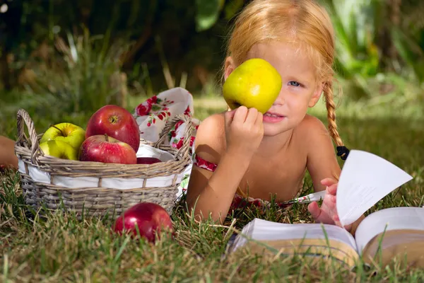 bir kız ve bir sepet elma