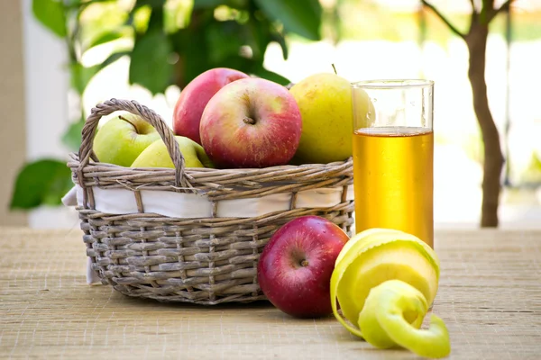 bir sepet elma ve bir cam