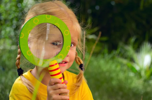 kız ile sürpriz bir büyüteç görünüyor