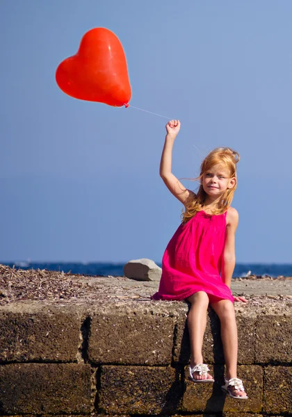 Menina com uma bola vermelha — Fotografia de Stock
