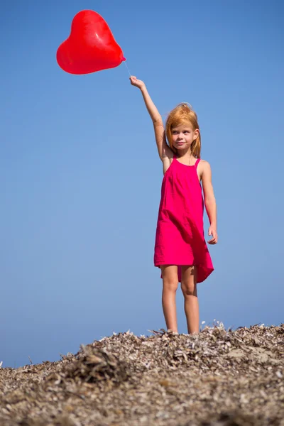 Kırmızı Top ile kız