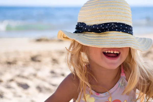 Kız sahilde bir şapka