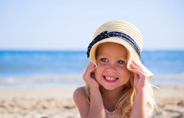 Ragazza sulla spiaggia indossando un cappello — Foto Stock