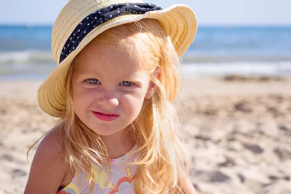 Meisje op het strand dragen van een hoed — Stockfoto