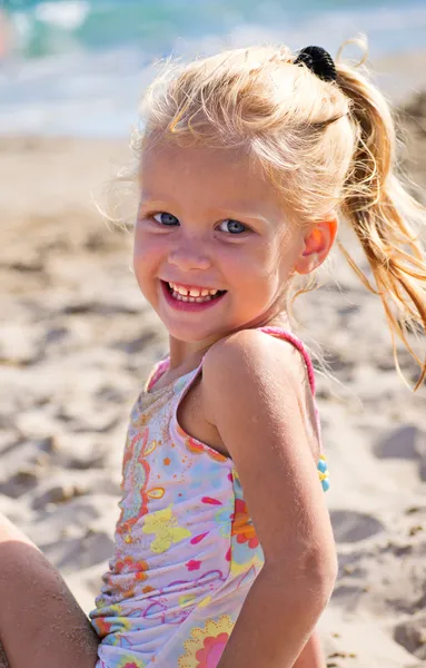 kum deniz üzerinde oturan kız