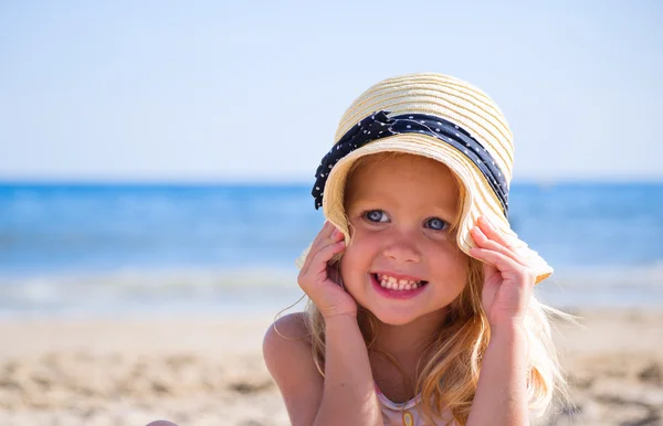 모자를 입고 해변에서 여자 스톡 사진
