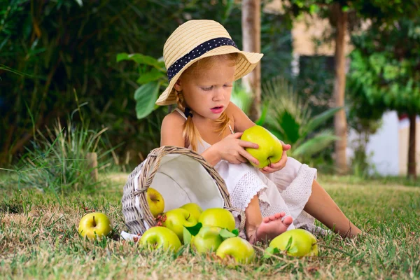 Mädchen mit Äpfeln — Stockfoto
