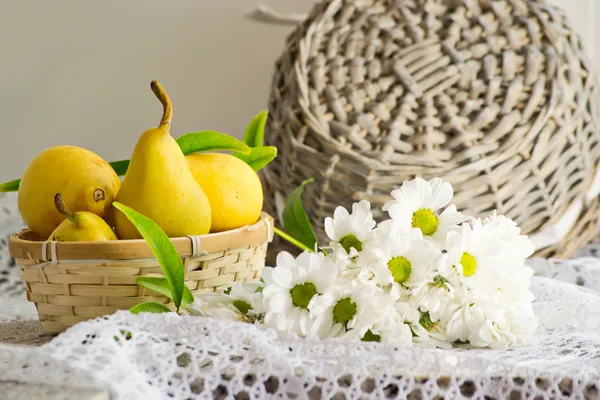 armut ve çiçekler ile natürmort