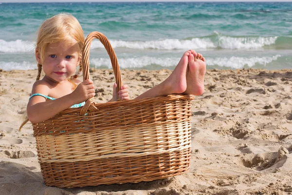 The girl in the basket — Stock Photo, Image