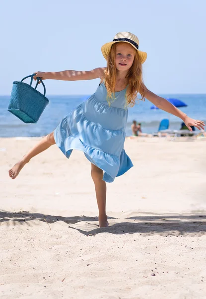 Menina dançando na praia — Fotografia de Stock