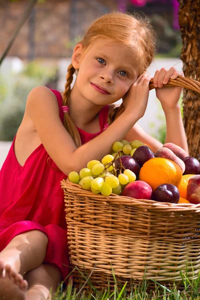 Meisje en fruit — Stockfoto