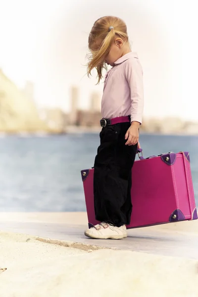 Flicka med bagage Stockfoto