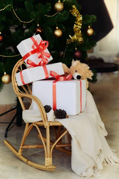 bir sandalyede hediyeler