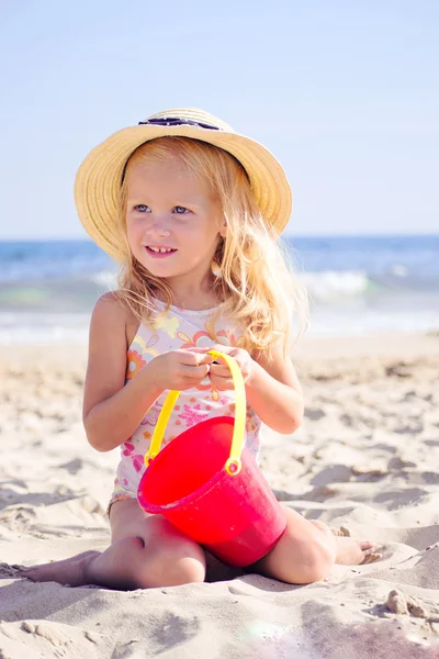 Meisje op het strand — Stockfoto