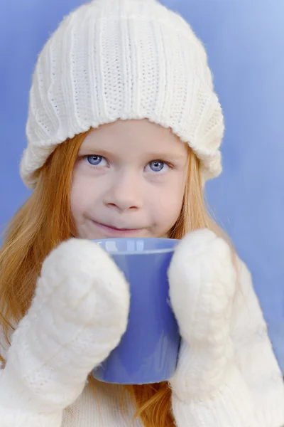 Beyaz şapkalı kız.