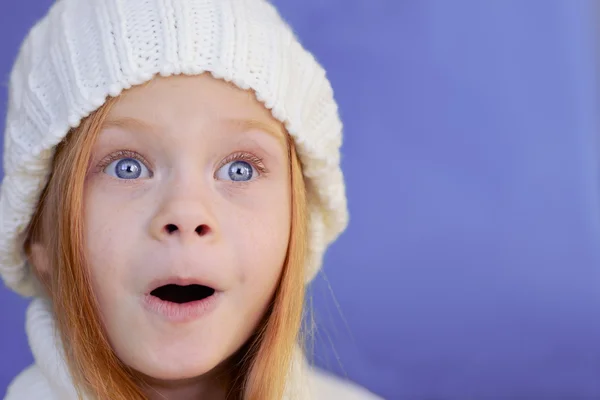 Meisje met een witte hoed Stockfoto