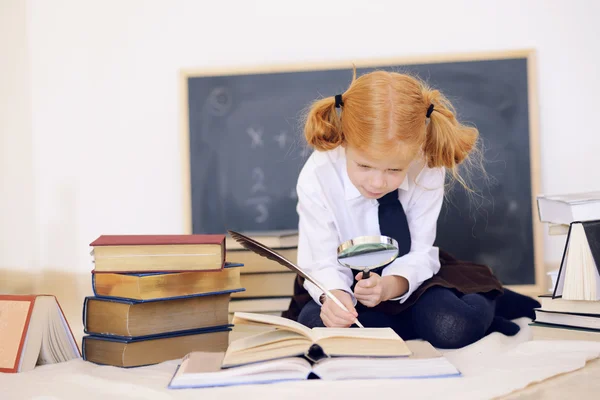 Meisje en een boek — Stockfoto