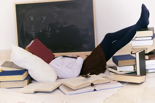 Chica y un libro — Foto de Stock