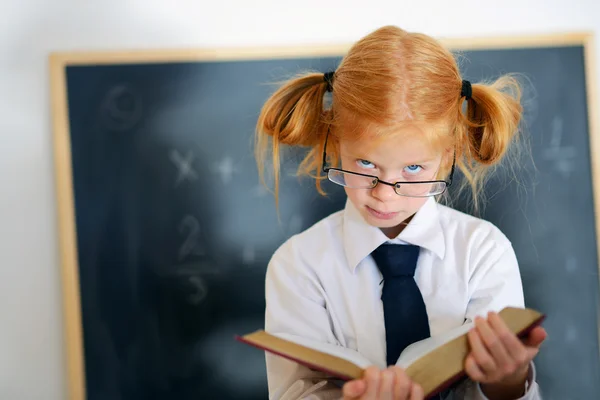 Meisje met boek — Stockfoto