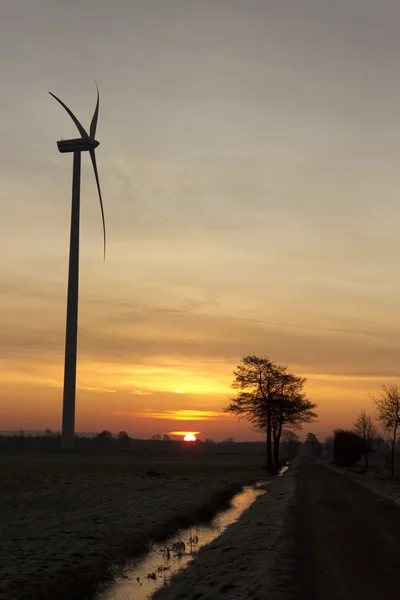 在晨曦中的风力发电机组 — 图库照片