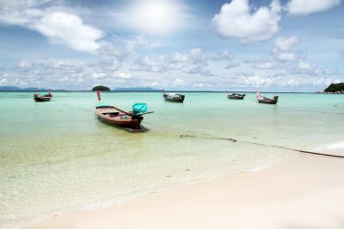 Senior sonriendouzun kuyruk tekne koh lipe, Tayland kum plaj yakınındaki