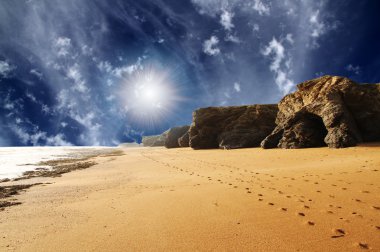 taş ve kum plaj boyunca bir yürüyüş