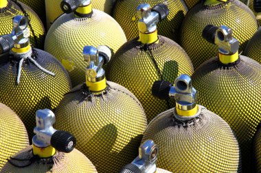 bir yığın nitrox dalış hava tankları