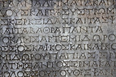 antik kalıntılar taşa oyulmuş eski Yunanca bir yazıt